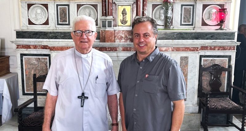 El Consejero de la Embajada visita al Arzobispo de Santiago de Cuba